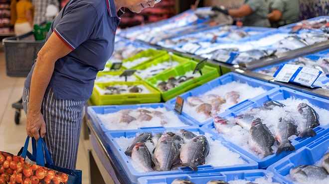 Hombre observando el pescado en el mercado