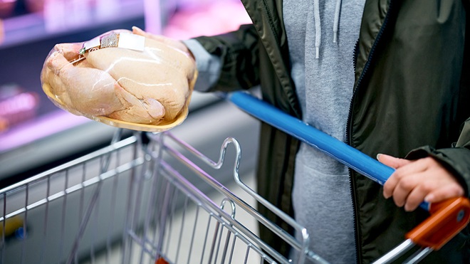 Supermercado- comprando pollo