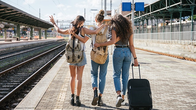 jovenes viajando en tren