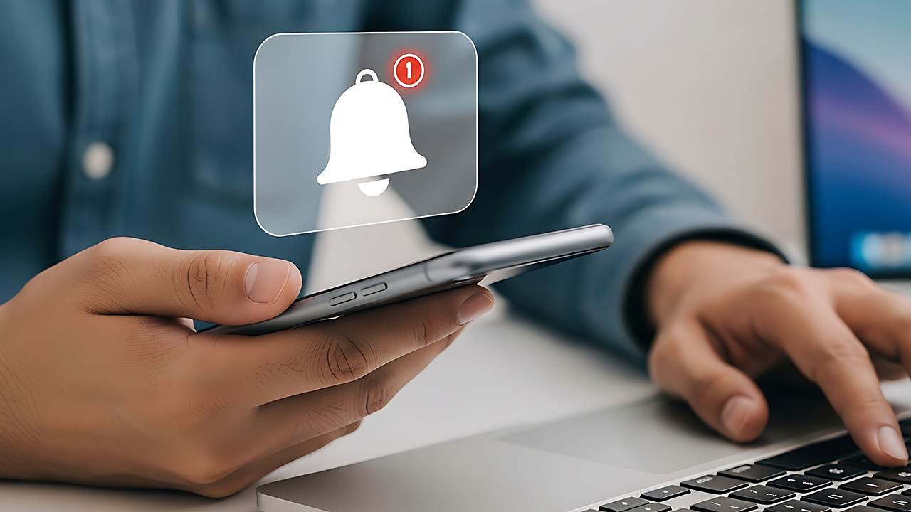 Hombre consultando una notificación electrónica en su móvil