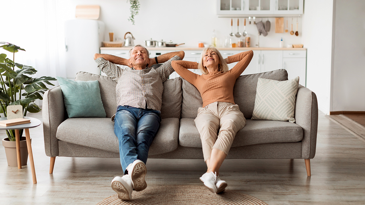 Cancelacion anticipada de hipoteca- pareja feliz en su casa