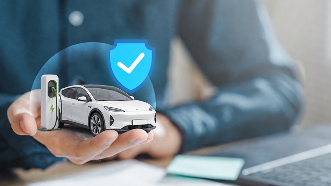 seguros para coches eléctricos - coche eléctrico con escudo