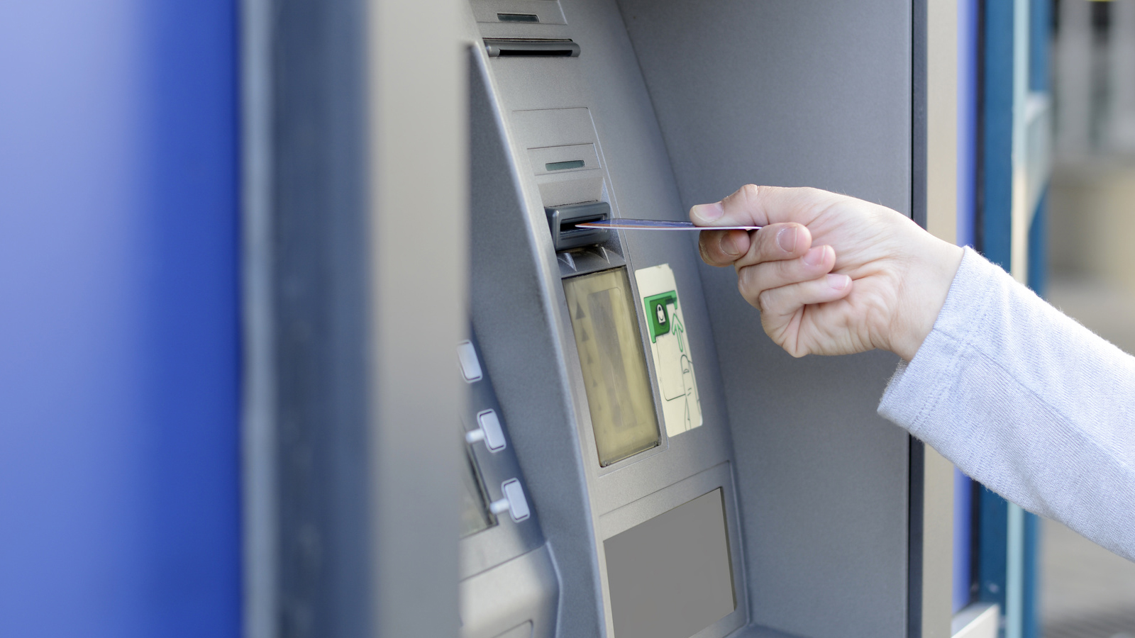 ¿Cuánto cobra el banco por sacar dinero en el extranjero?