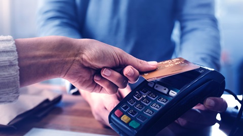Frente al coronavirus, mejor utilizar una tarjeta de pago que dinero en efectivo