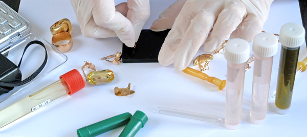 OCU te explica que si vendes pequeñas piezas de oro debes saber cómo las tasan para hacerlo bien