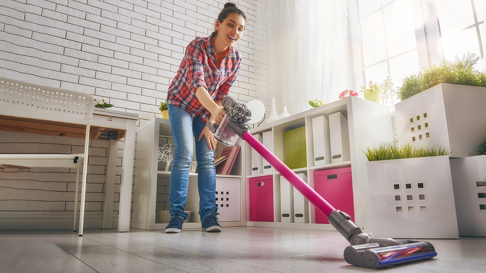 mujer-pasando-aspirador-escoba