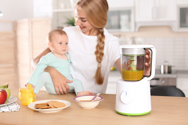 batidora-papillas-madre-con-bebe