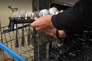 electrodomesticos accesibles-lavavajillas cestas cargas difícil