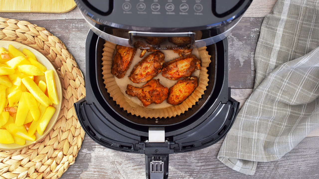 muslitos de pollo en una freidora de aire