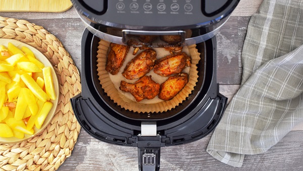 muslitos de pollo en una freidora de aire