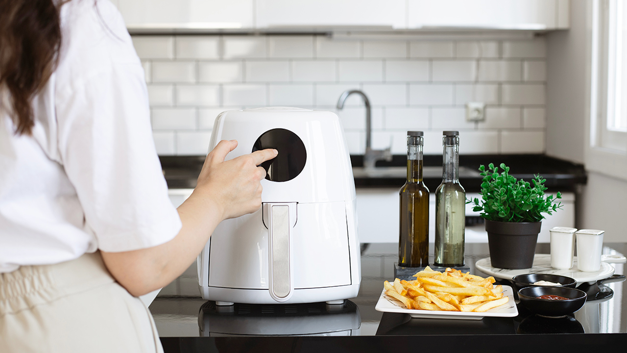 Freidora de aire blanca en la mesa de una cocina