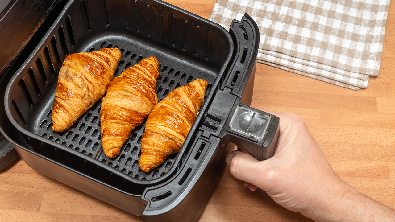 cruasanes en la cesta de una freidora de aire