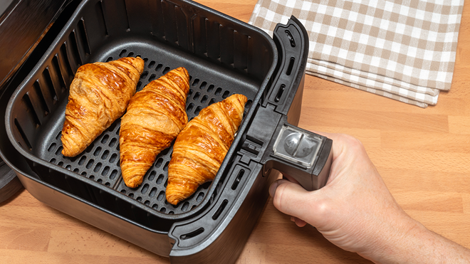 cruasanes en la cesta de una freidora de aire