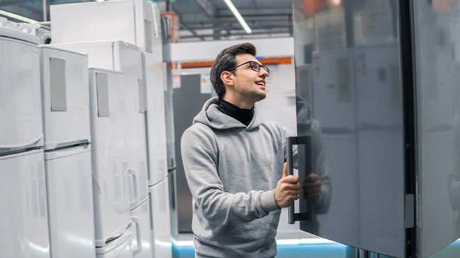 hombre-abriendo-frigo-en-tienda