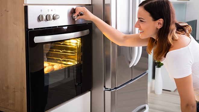 mujer programando un horno