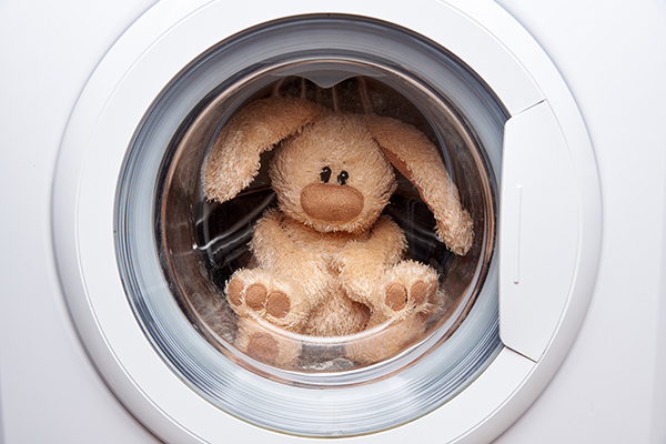 peluche dentro de una lavadora