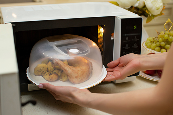 tapa de plástico para evitar salpicaduras en el microondas