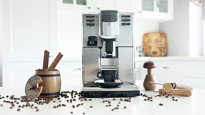 cafetera espresso y café en grano