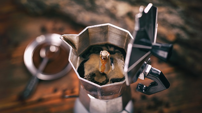 Cafetera italiana con la tapa abierta