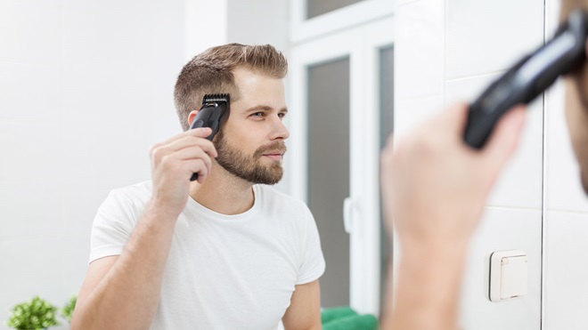 hombre-usando-un-cortapelo