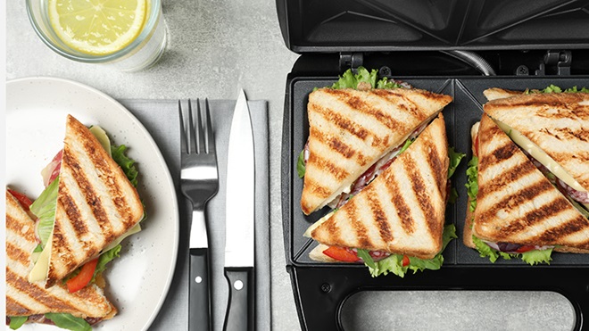 sandwichera con sandwiches apetitosos