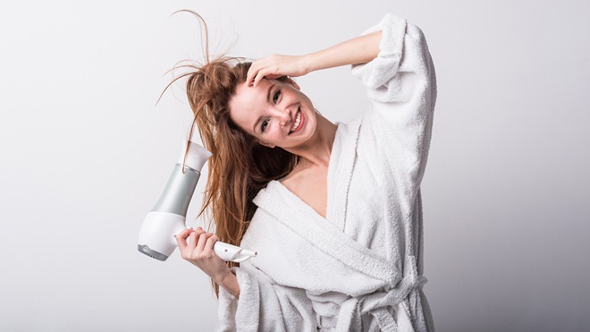 Persona-con-secador-de-pelo