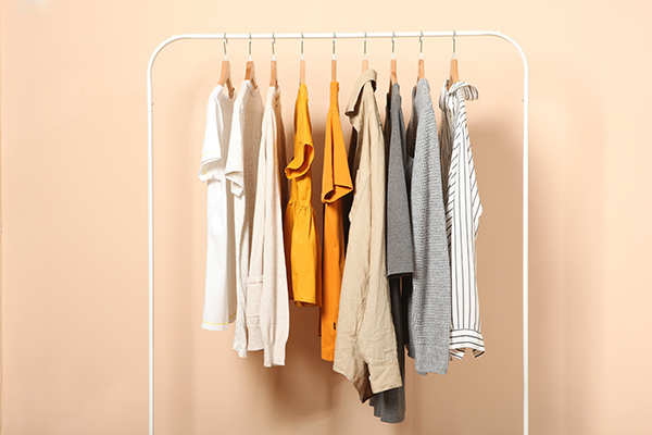camisas-colgadas-en-perchas
