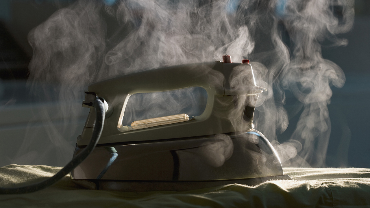 En qué fijarse al elegir entre plancha y centro de planchado