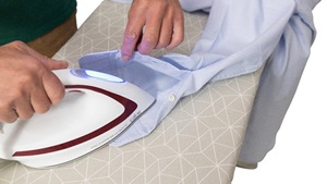 Planchando el puño de una camisa