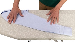 Planchando la manga de una camisa