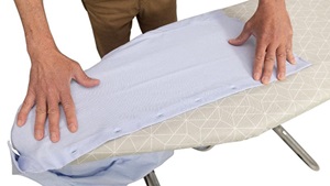 Planchando el delantero de una camisa