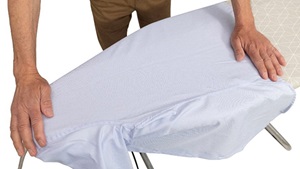 Planchando la espalda de una camisa