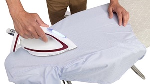 Planchado de la espalda de una camisa