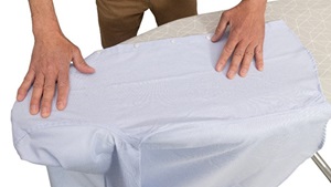 Planchando el faldón de una camisa