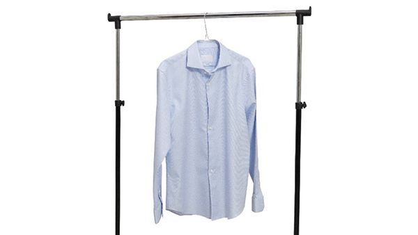 Camisa colgada en una percha