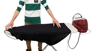 Planchando el cuerpo de un vestido de fiesta