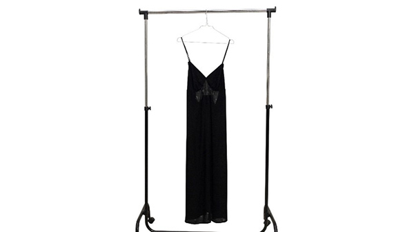 Vestido de fiesta colgado en una percha