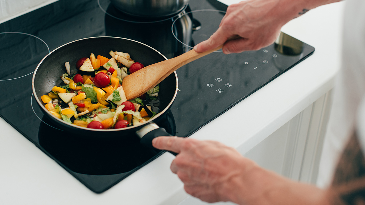cocinando verduras en una sartén