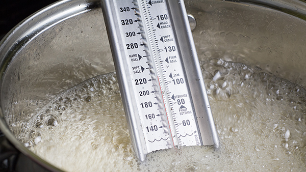 Termómetro de caramelo y aceite