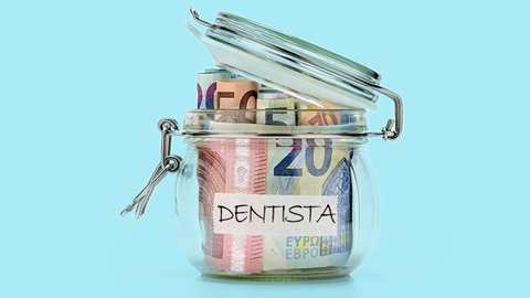 Dinero ahorrado en una hucha para gastos de dentista