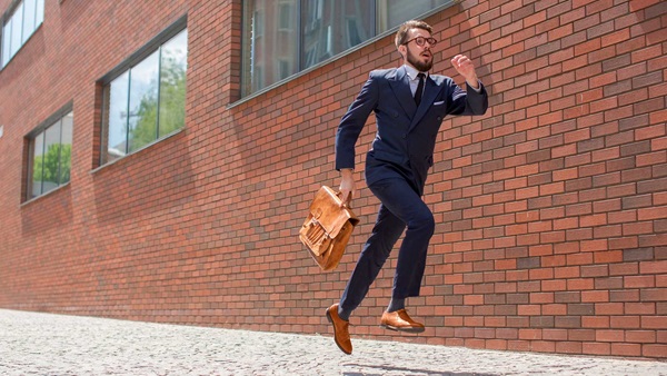 persona corriendo traje calle ladrillos