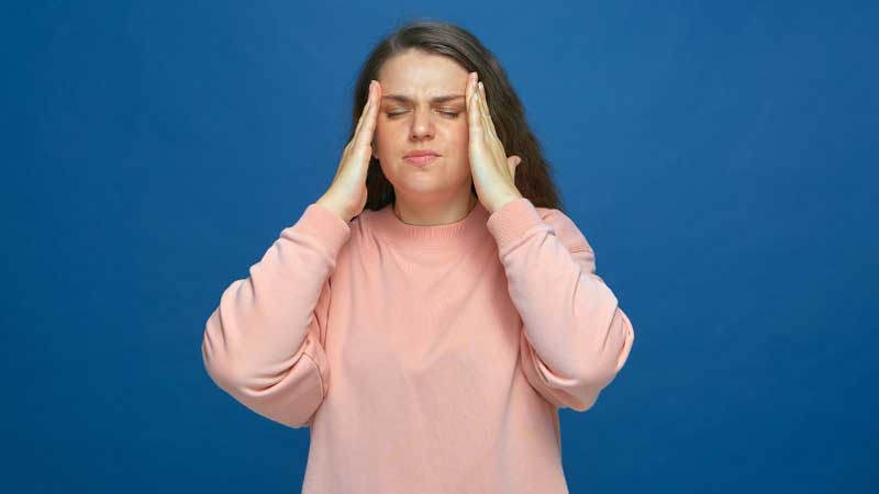 Mujer joven con covid persistente