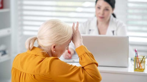 Médica con una mujer que tiene covid persistente