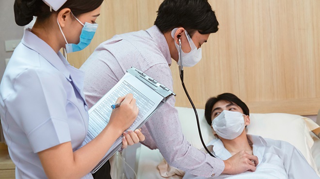 Hospital en Japón, médico auscultando a un paciente