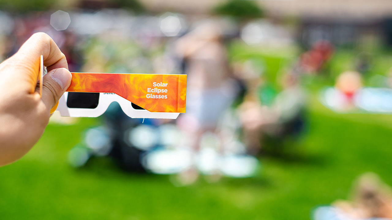 gafas de cartón con indicativo para eclipse solar