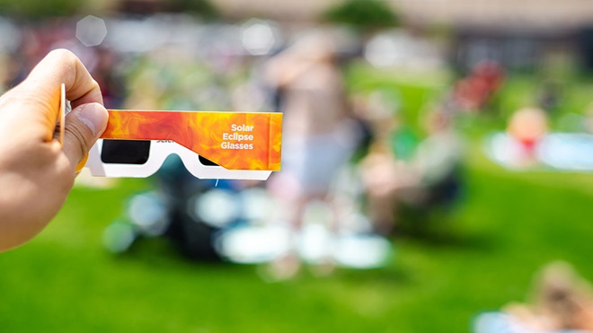 gafas de cartón con indicativo para eclipse solar