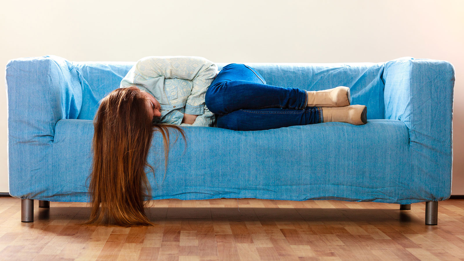 depresion ansiedad persona sofa azul