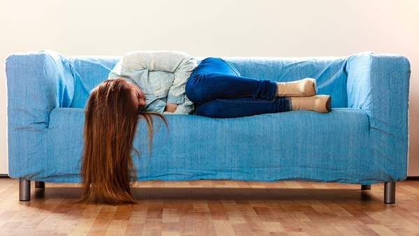 depresion ansiedad persona sofa azul