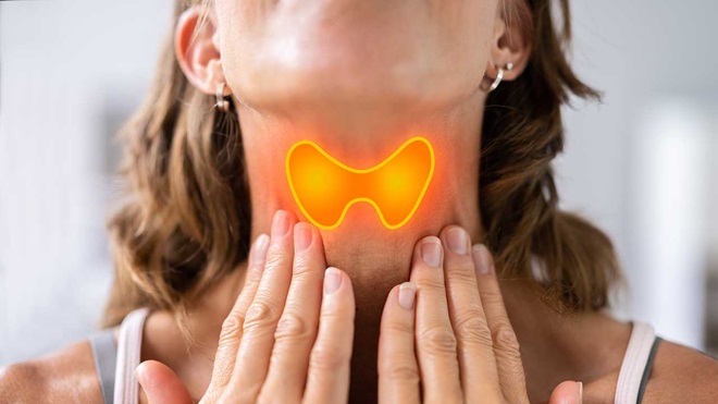 chica con las manos sobre la zona del tiroides