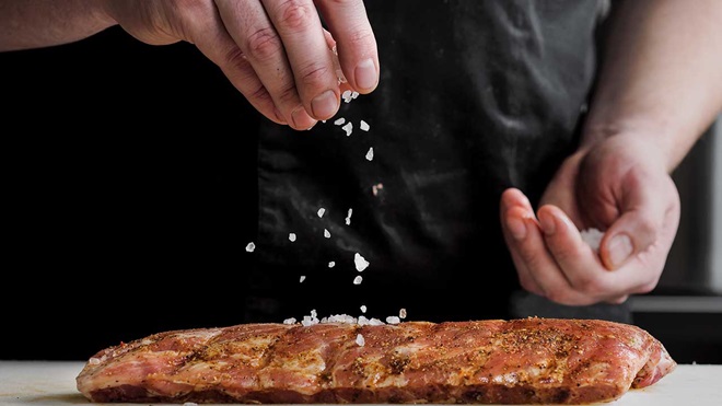 Poniendo sal en una carne